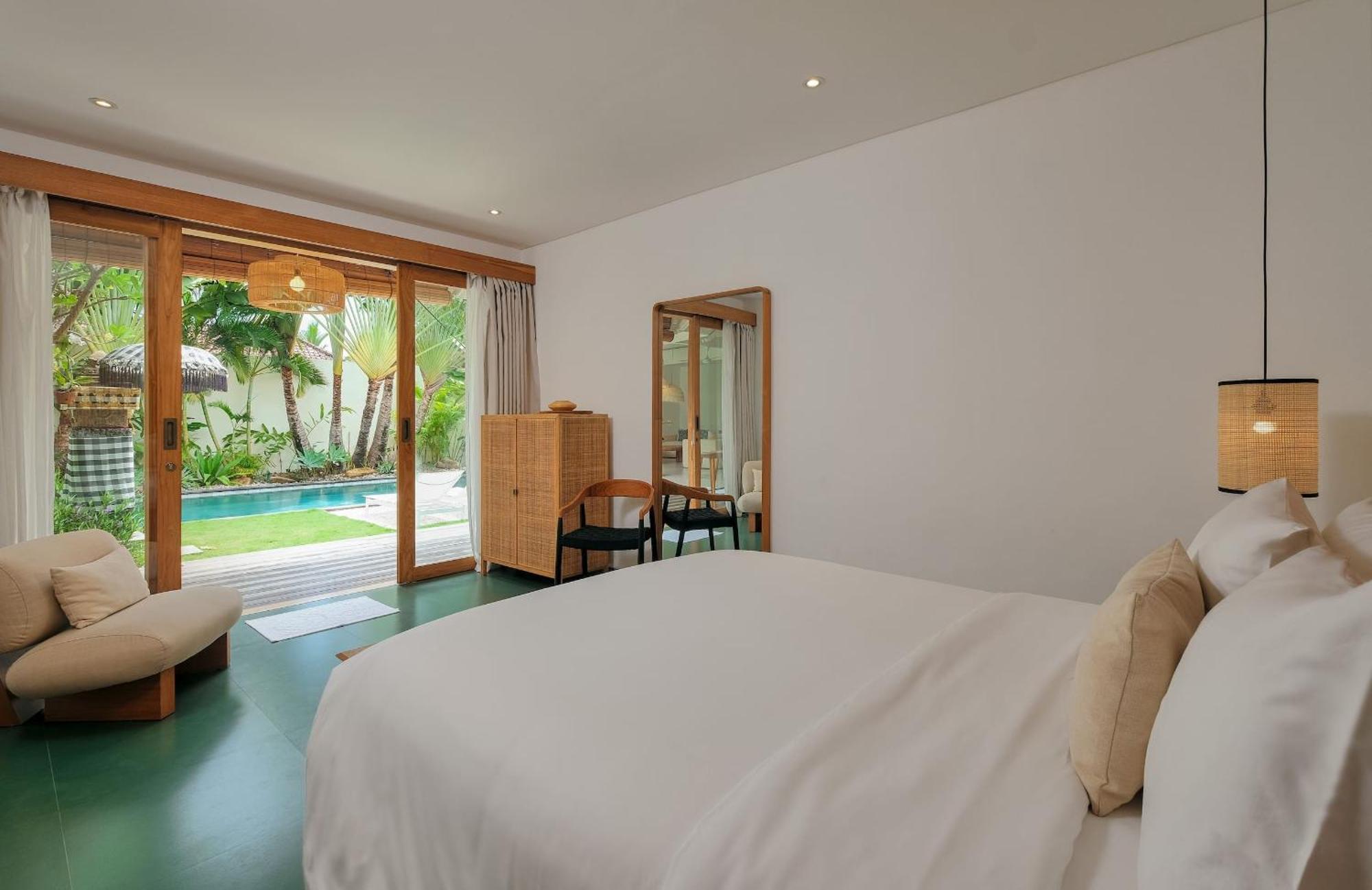 Bali Manis - Modern Luxury 4br Walk To Street With Private Pool