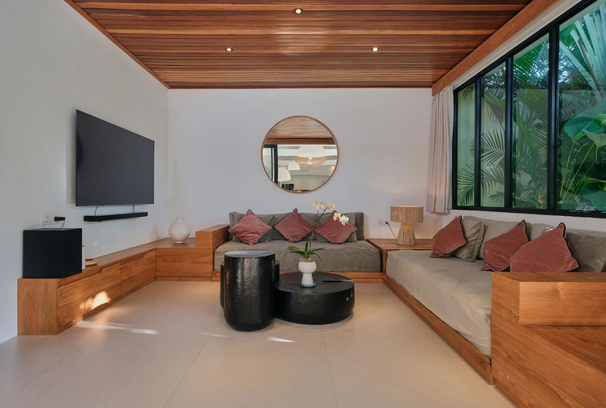 Bali Manis - Modern Luxury 4br Walk To Street With Private Pool Villa